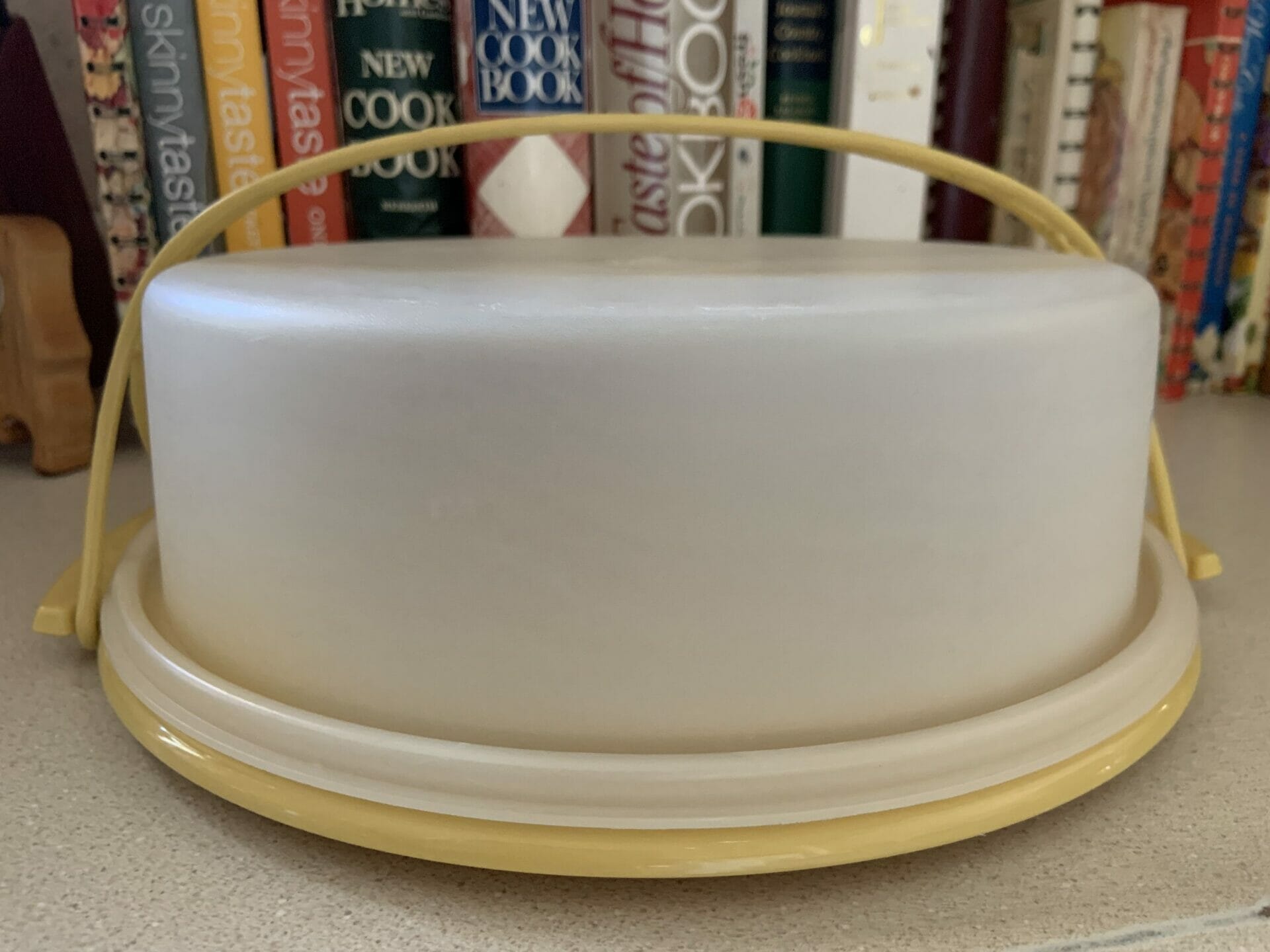 Cake Carrier With Handle 1